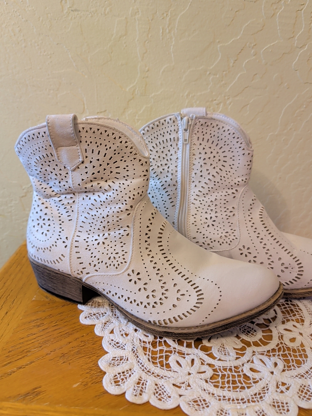 Very G Women White Ankle Cowboy Boots Size 8.6 - Picture 5 of 16